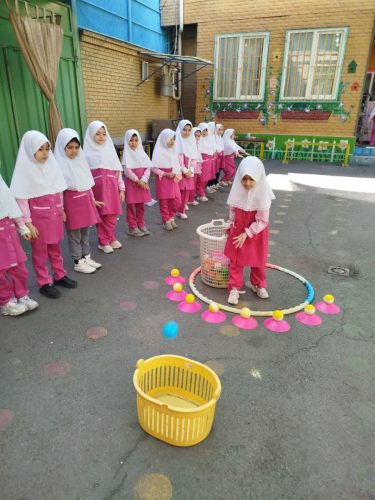 2بازی پرتاب با دست راست پیش دبستان
