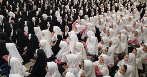 جشن اهداء کتاب قرآن درسی در دبستن نرگس