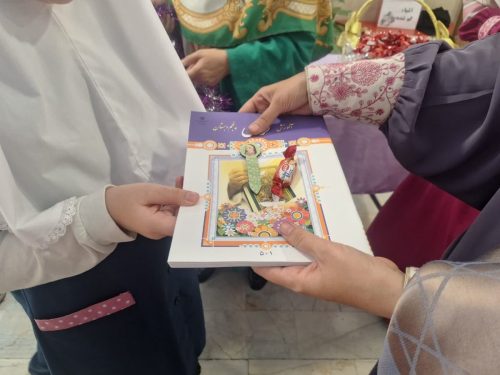 جشن اهداء کتاب قرآن درسی در دبستن نرگس